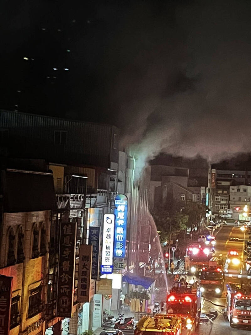 宜蘭羅東興東南路與體育路口民宅今晚火警。（記者蔡昀容翻攝）