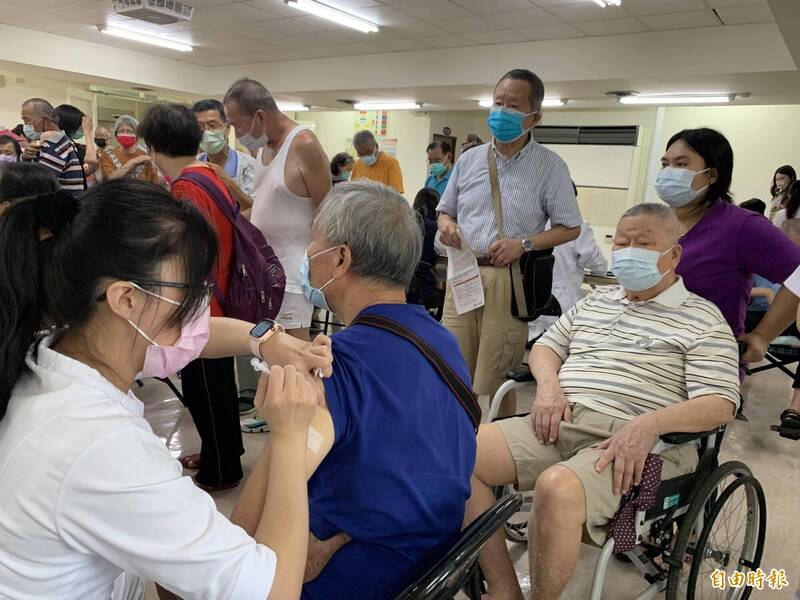 台中市快打站，大批接種人潮。（資料照）