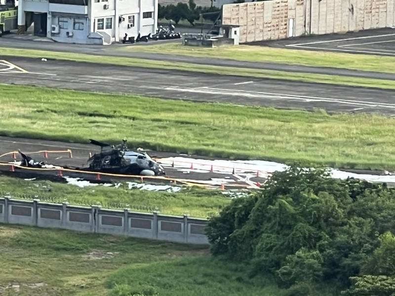 S-70C反潛直升機昨天疑似裝備故障，於左營神鷹基地本場跑道重落地。（資料照，讀者提供）