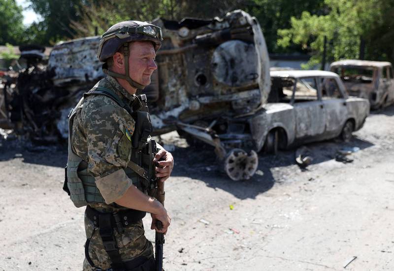 一名站在利西昌斯克街头的乌克兰士兵，他左手边是一些车辆的残骸。（法新社）(photo:LTN)