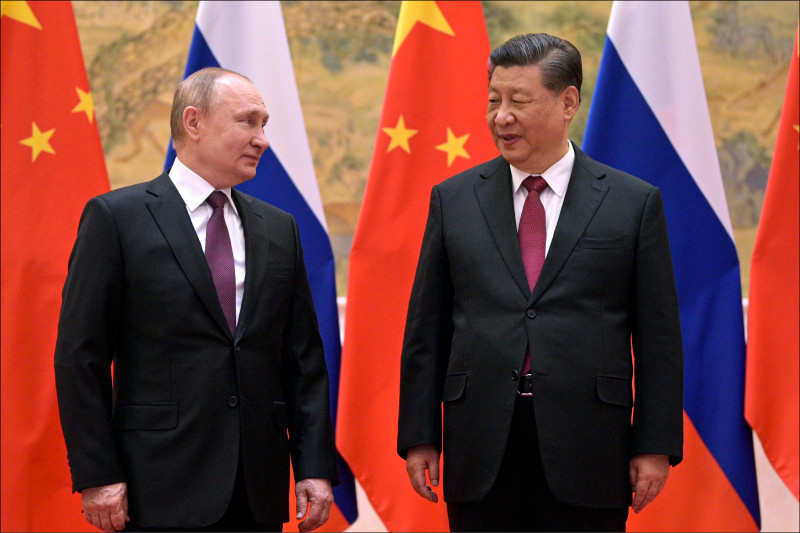 中國國家主席習近平（右）今年二月四日在北京冬季奧運會開幕當天，接待來訪的俄羅斯總統普廷（左）。（美聯社檔案照）