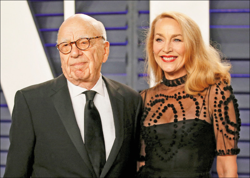 知情人士透露，現年91歲的媒體大亨梅鐸（Rupert Murdoch），正與美國超級名模暨演員潔芮霍爾（Jerry Hall）離婚，結束這段6年婚姻關係。（路透檔案照）