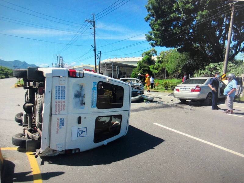 復康巴士與兩轎車事故。（警方提供）