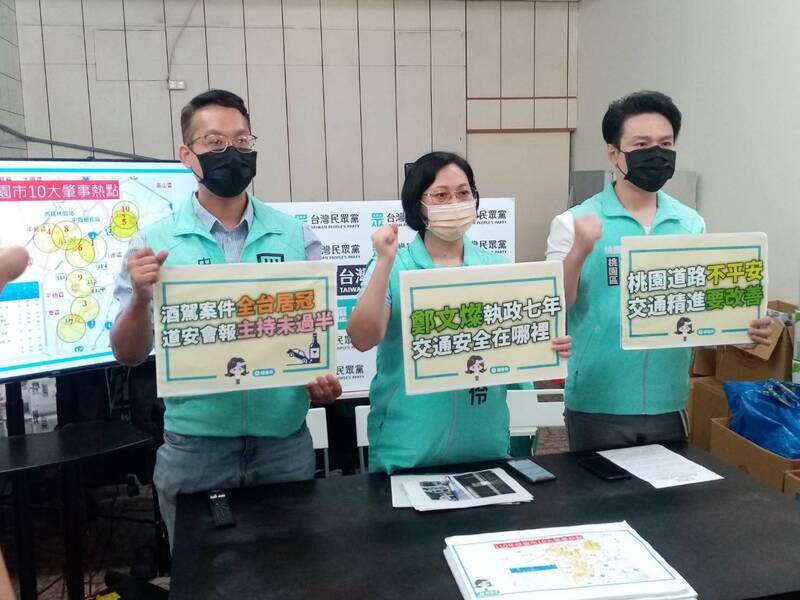 賴香伶偕同黨內桃園市桃園區市議員候選人黃成峻、中壢區市議員候選人林昭印召開記者會。（民眾黨提供）