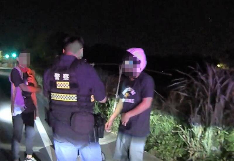 曾男酒後搭載林女返家，途中因行車搖晃被警方攔查，曾男酒測值超標觸犯公共危險罪，林女也因未勸阻並搭乘酒駕者車輛挨罰。（記者鄭淑婷翻攝）