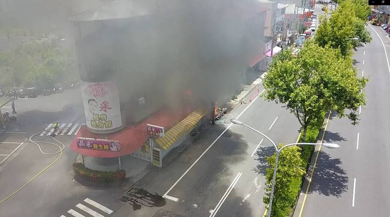 南投竹山一間電動自行車行大火，火勢一發不可收拾，造成現場濃煙密布。（記者劉濱銓翻攝）