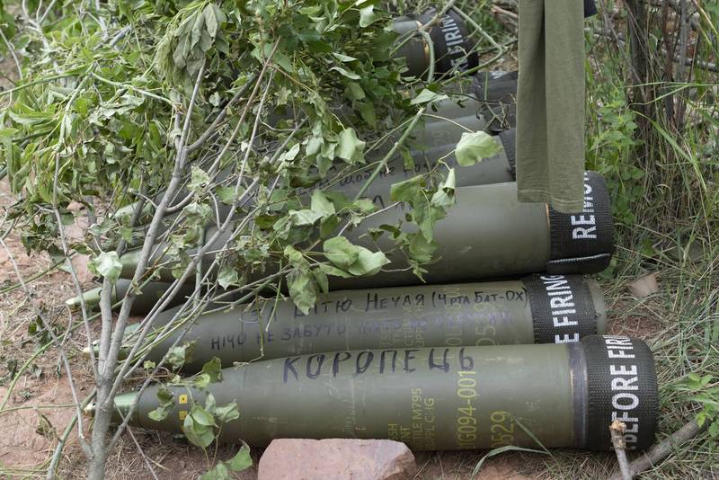 华邮指出，乌军的砲弹不足与俄国多年来刻意破坏有关。图为美国援助乌国的M777榴弹砲。（美联社）(photo:LTN)