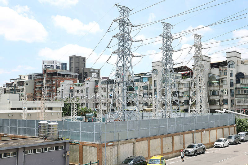
One of Taiwan Power Co’s voltage substations is pictured in New Taipei City’s Lujhou District yesterday.
Photo: CNA
