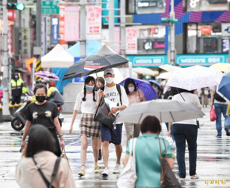 明（25）日全台各地仍是高溫炎熱、多雲到晴天氣，午後對流降雨也將會更加明顯。各地高溫將達32至34度，8縣市有機率出現36度以上高溫，外出建議做好防曬、準備雨具。（記者方賓照攝）