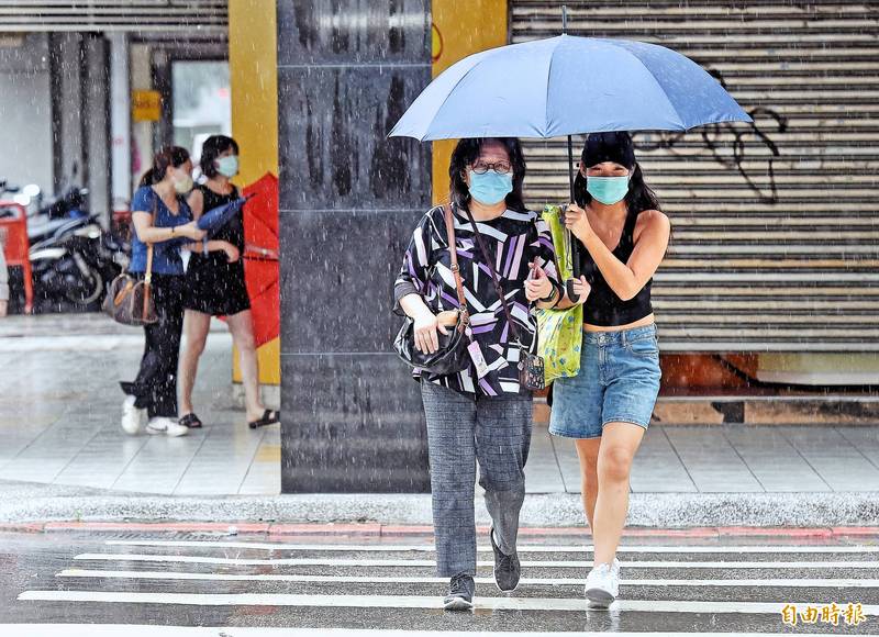 中央氣象局在今（24日）下午5點10分針對全台17縣市發布豪、大雨特報，提醒民眾外出要攜帶雨具。（記者方賓照攝）