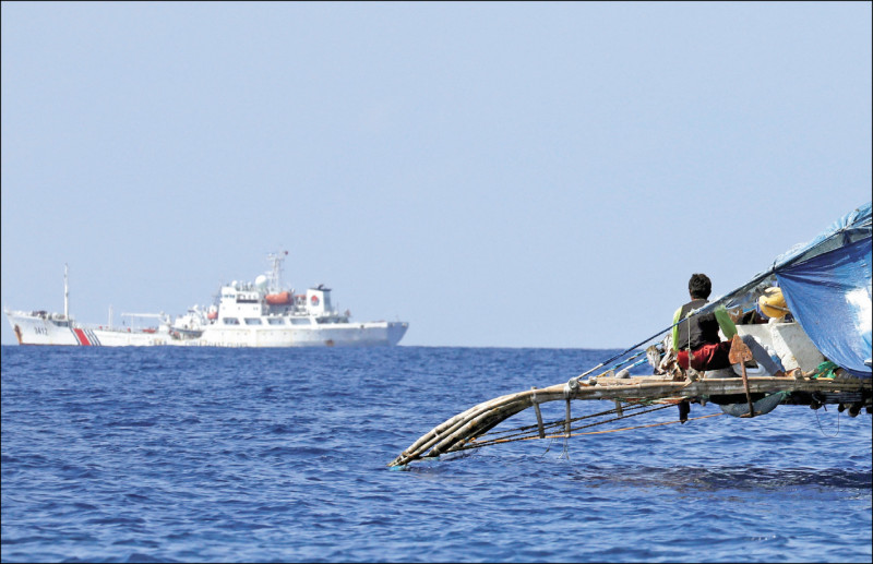 中国和菲律宾素有南海领土主权争端。图为二○一七年四月，一艘中国海警船在其称为黄岩岛的「斯卡伯勒浅滩」（Scarborough Shoal，台湾称民主礁）近海巡逻。（路透档案照）(photo:LTN)