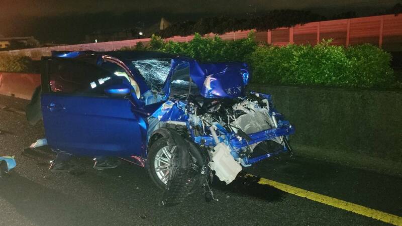 國道1號台中段重大車禍，一部轎車車頭全毀。（取自記者爆料網）