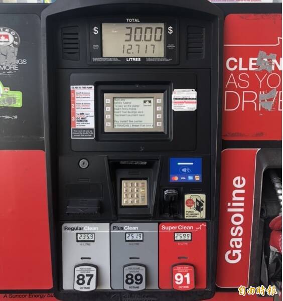 温哥华每公升普通汽油价格已是2.35加元。（记者张伶铢摄）(photo:LTN)
