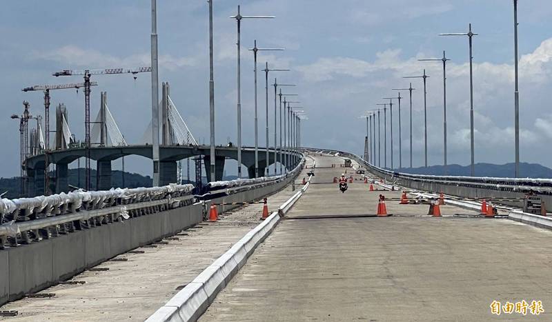 金門大橋施工進度已近98％，預10月中旬可以完工通車。（記者吳正庭攝）
