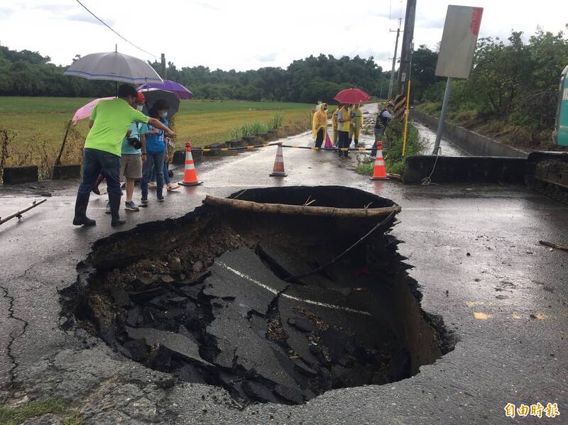 連續多日午後雷陣雨，斗南石龜社區雲187線道路路面今天上午突然塌陷形成一個長約10米、寬5米、深2米的大坑洞。（記者黃淑莉攝）