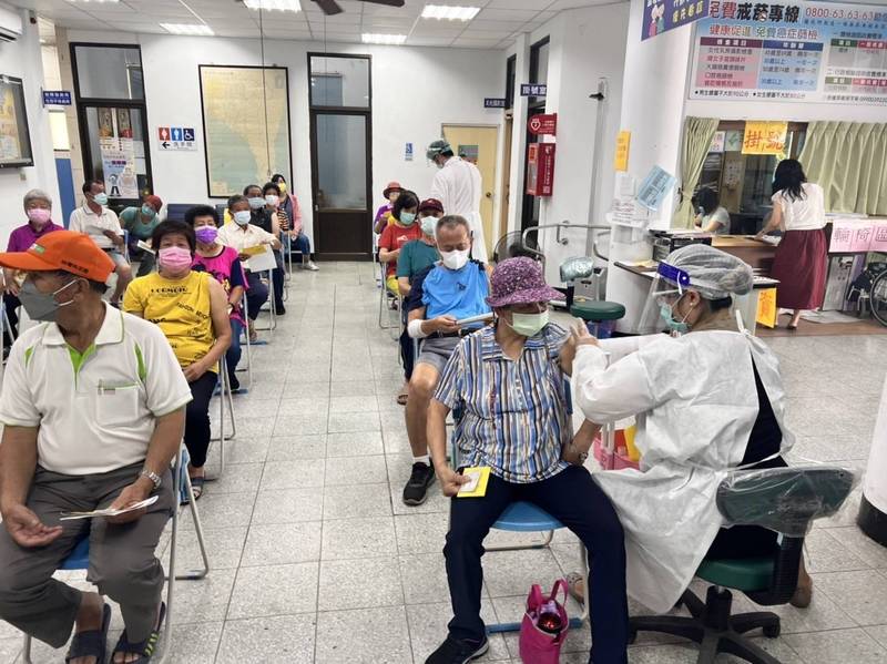 屏縣衛生局25日於屏東火車站及33鄉鎮市衛生所，開設疫苗1至4劑隨到隨打。圖為九如鄉衛生所。（屏縣府提供）