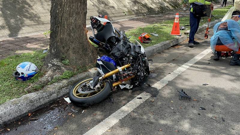 苗栗市經國路今天近午發生一起大型重機撞擊停放路肩普通重機又衝撞路樹的車禍，造成大型重機騎士23歲閻姓男子傷重送醫不治，事故原因有待警方調查。（民眾提供）