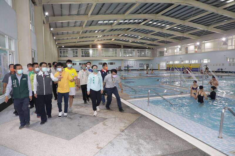 台南市立游泳池整修完成，台南市長黃偉哲（前左2）到場親察。（台南市政府提供）