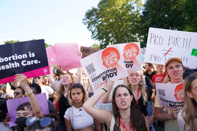 美國最高法院推翻「羅訴韋德案」（Roe v. Wade）歷史性裁決、終止墮胎權憲法保障。圖為美國最高法院外抗議活動。（法新社）