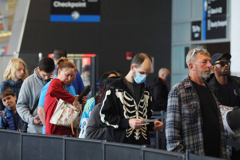 美国运输安全管理部（TSA）25日公布，24日单日航空旅客达到245万人次，创下自疫情爆发后2年以来的新高。图为美国波士顿机场民众排队等候通关。（路透）(photo:LTN)