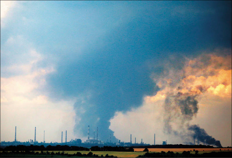 烏克蘭總統顧問阿列斯托維奇表示，烏軍在伊久姆地區摧毀俄軍一處油庫和數十輛油罐車。圖為烏東利西昌斯克市外一座煉油廠上空冒出陣陣濃煙。（法新社）