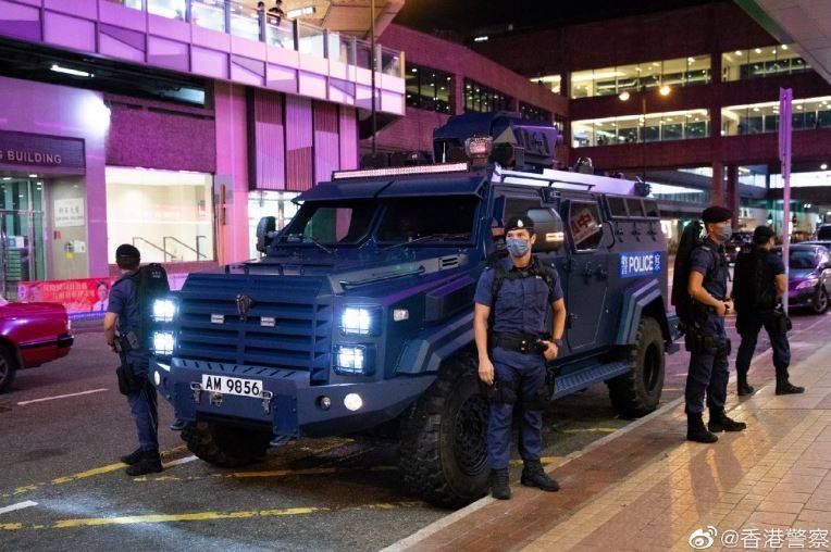 香港警隊與新型裝甲車「劍齒虎」。（圖翻攝自微博）