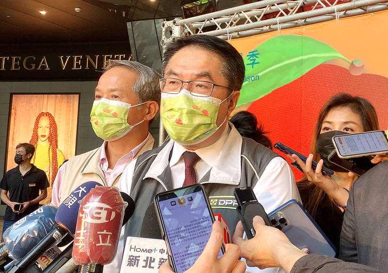 Tainan Mayor Huang Wei-che, center, answers reporters’ questions about monkeypox yesterday.
Photo: CNA