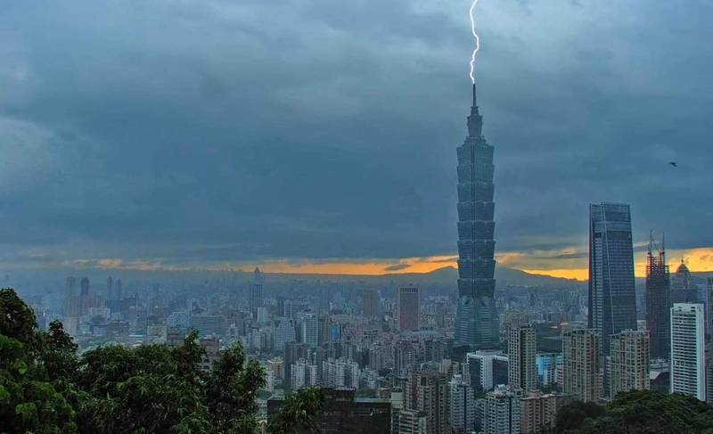 鄭明典今發文分享昨日台北101遭雷擊的瞬間照片，直呼「就是那道光！」（圖取自鄭明典臉書）