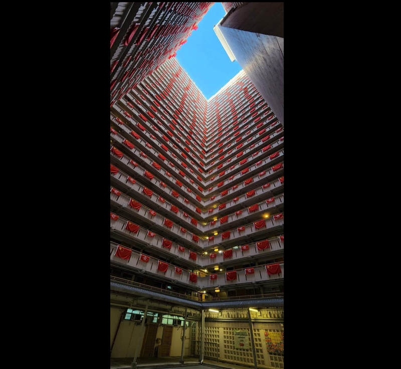習近平下週將親訪香港，港府開始到處懸掛中國五星旗，香港觀塘一座公共屋邨甚至每一層樓的天井外牆都被掛滿，瞬間升級成「五星級」大樓，誇張畫面玷汙香港經典記憶，令網友直批恐怖。