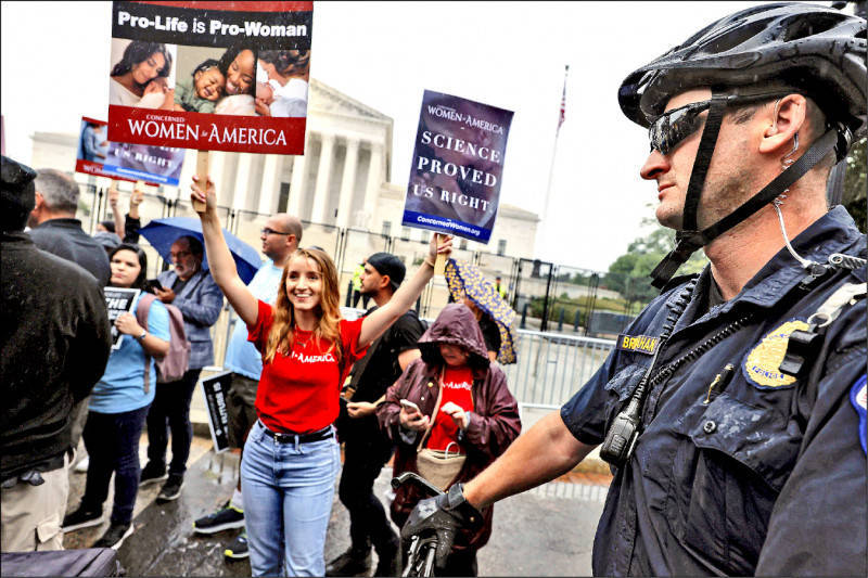 美國反墮胎人士在聯邦最高法院24日推翻婦女的憲法墮胎權利後，趕赴最高法院外舉牌慶祝，宣稱支持生命就是保護婦女。（法新社）