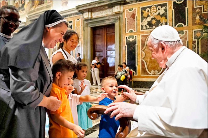 罗马天主教宗方济各廿五日在梵蒂冈公开接见信众。（欧新社）(photo:LTN)