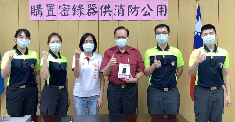 基隆市議員楊秀玉（左三）爭取到23組密錄器，提供給基層同仁使用。（記者吳昇儒翻攝）