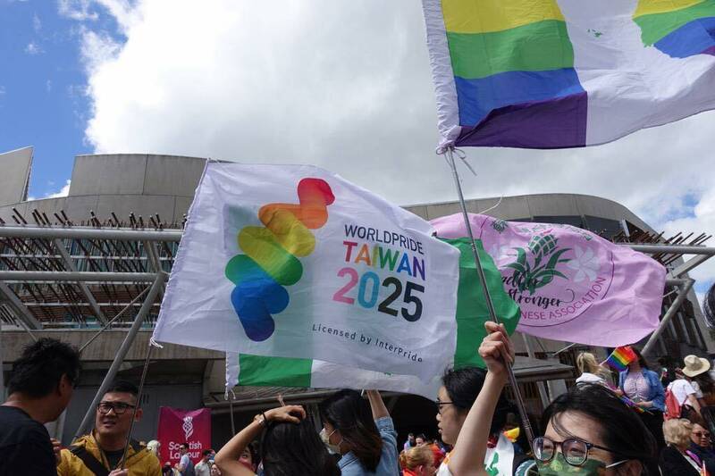 2025世界同志遊行在台灣高雄市的會旗，飄揚在愛丁堡同志遊行會場。（翻攝自Scotland Taiwanese Association臉書）