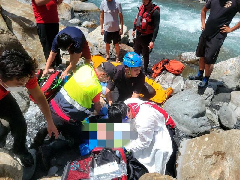 宜縣消防局人員抵達現場時，為溺水的黃男作CPR。（記者江志雄翻攝）
