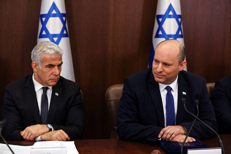 以色列总理班奈特（右）即将下台，外交部长拉皮德（左）之后将接棒暂时领导国家。（路透）(photo:LTN)