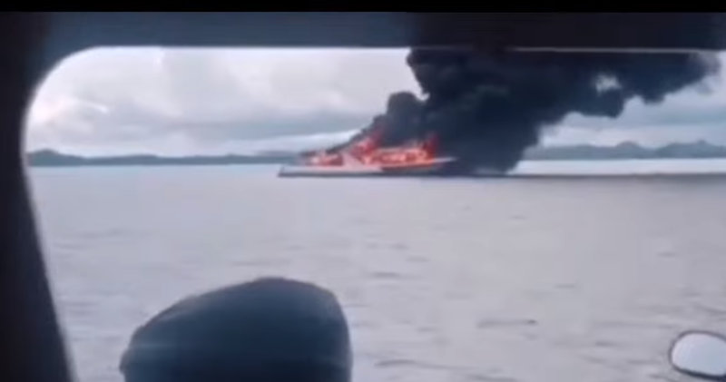 菲律賓一艘跨海渡輪26日下午驚傳火警，船上含組員共165人被迫緊急跳海逃生，現場狀況也被行經的船隻乘客拍下而曝光。（圖取自YouTube）