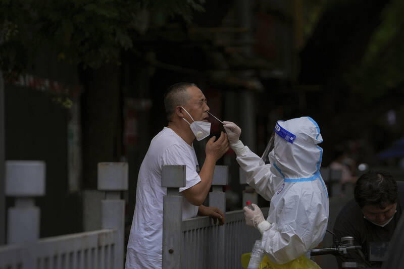 北京一名確診者在疫調時被查出密切接觸者逾百人，圖為居民接受篩檢。（美聯社）
