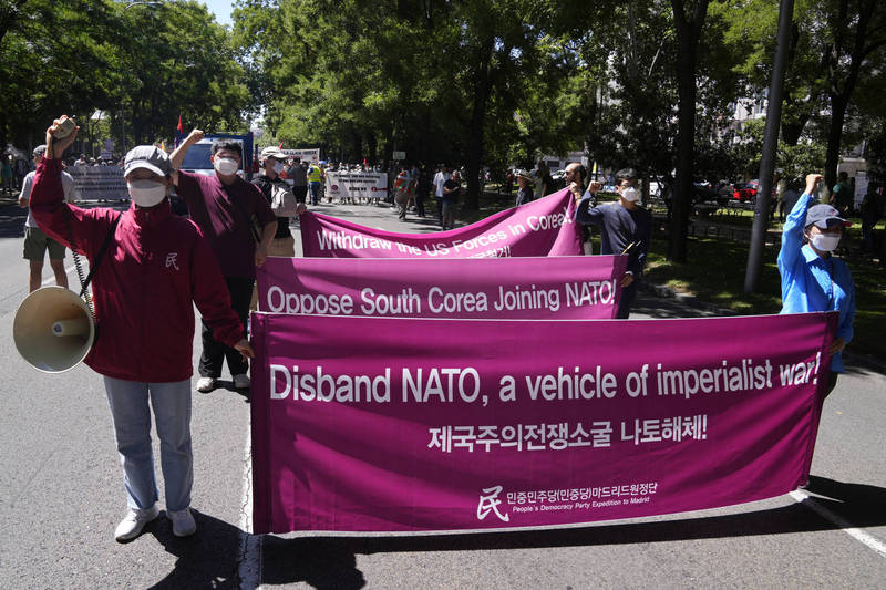 抗议南韩加入北约运作网路的「人民民主党马德里考察队」也出席游行。（路透）(photo:LTN)