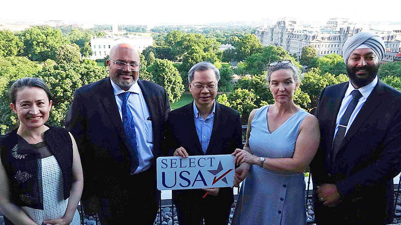 From left, representative to the US Hsiao Bi-khim, US Assistant Secretary of Commerce for Global Markets Arun Venkataraman, National Development Council Minister Kung Ming-hsin, American Institute in Taiwan Director Sandra Oudkirk and SelectUSA executive director Jasjit Singh pose for a photograph at a dinner party in Washington on Saturday for Taiwan’s delegation to the SelectUSA Investment Summit.
Photo: CNA