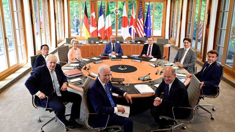 英国首相强森（前排左一）虽然开玩笑表示要比俄罗斯总统普廷「硬汉」，不过在拍官方宣传照时还是西装鼻挺。（路透）(photo:LTN)