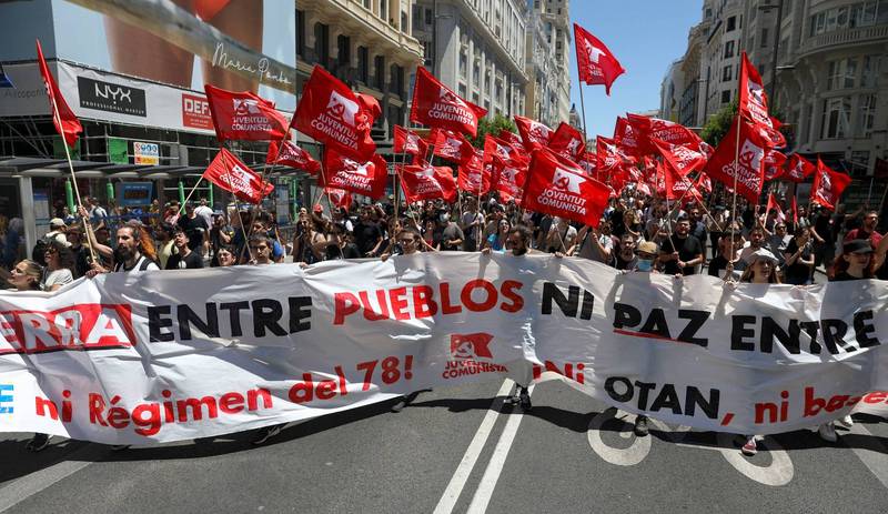 北約組織（NATO）峰會在即，26日傳出有全球共產主義團體集結西班牙馬德里，以「反戰」為訴求遊行抗議北約，約有2200人參與。（路透）