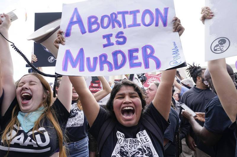 反墮胎人士24日在美國最高法院外興奮歡呼，樂見聯邦高院推翻近半世紀前承認墮胎合憲的裁示。（美聯社）