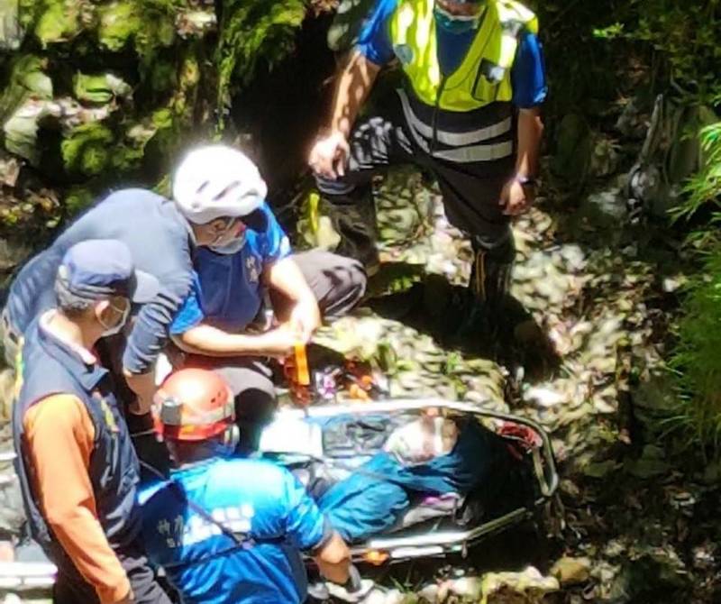 畢祿山林道6.7K處發生女山友滑落山谷受傷意外。（神鷹山區搜救隊提供）