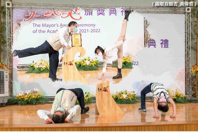 陪你拍難度暴增，台南市市長黃偉哲拚了。（圖取自臉書_黃偉哲，本報合成。）
