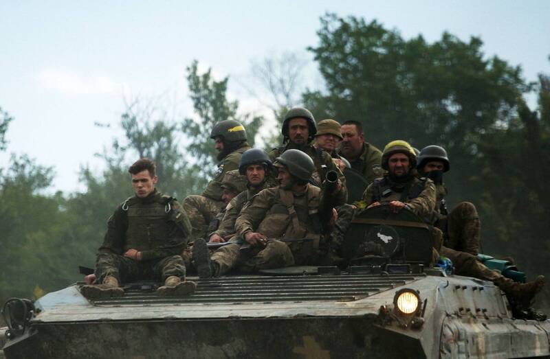 烏克蘭與俄羅斯在烏東前線持續交戰。圖為烏克蘭士兵。（法新社）