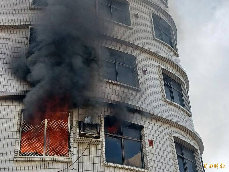 起火點在大樓三樓，傳出婦人受困火場。（記者劉禹慶攝）