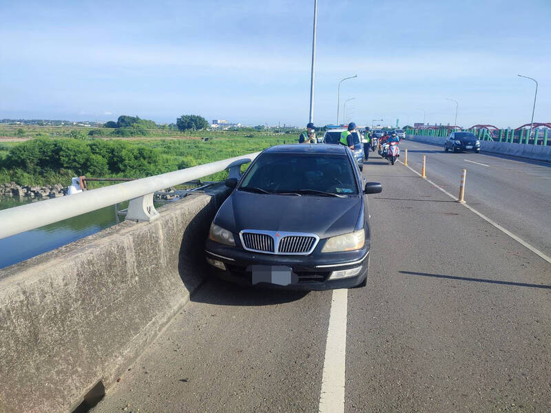 [新聞] 台南西港大橋上有車沒人 懷疑落水展開搜