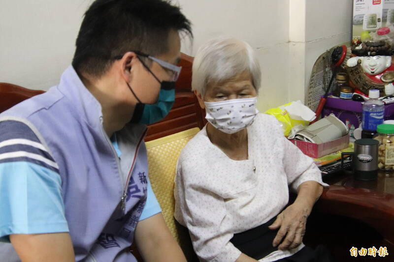 國民黨新竹縣議員吳旭智（左）探視新埔阿婆陳嬌妹，了解她使用智慧照顧觀測系統2個月下來的感受。（記者黃美珠攝）