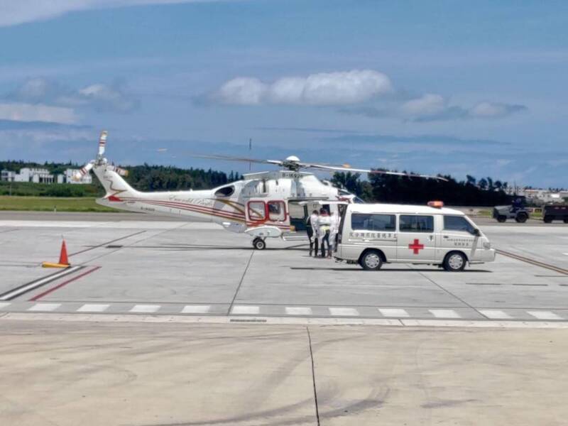 澎湖駐地直升機凌天航空，首次執行確診者後送。（圖由凌天航空提供）