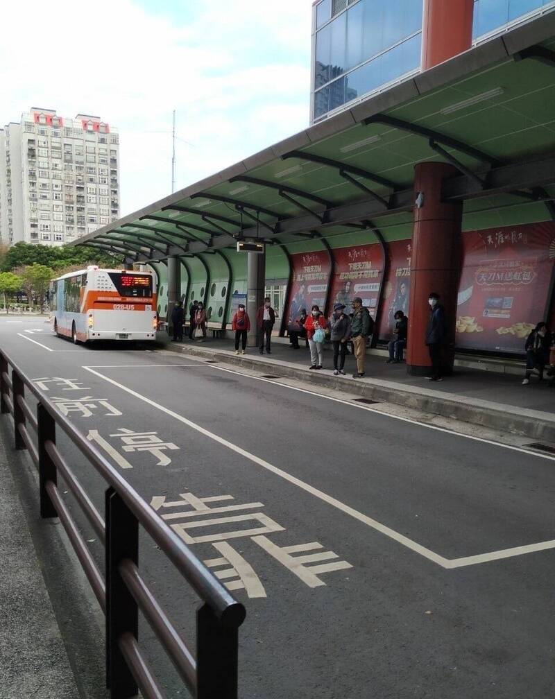 新北市交通局將從7月2日起連續4個週休二日進行板橋公車站車道鋪面修繕工程，施工期間將調整乘客上下車位置。（圖由交通局提供）